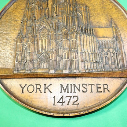 英国を代表するゴシック大聖堂ヨーク・ミンスター（York Minster） をモチーフに制作された木製・円形の壁掛け装飾パネル＿下半分