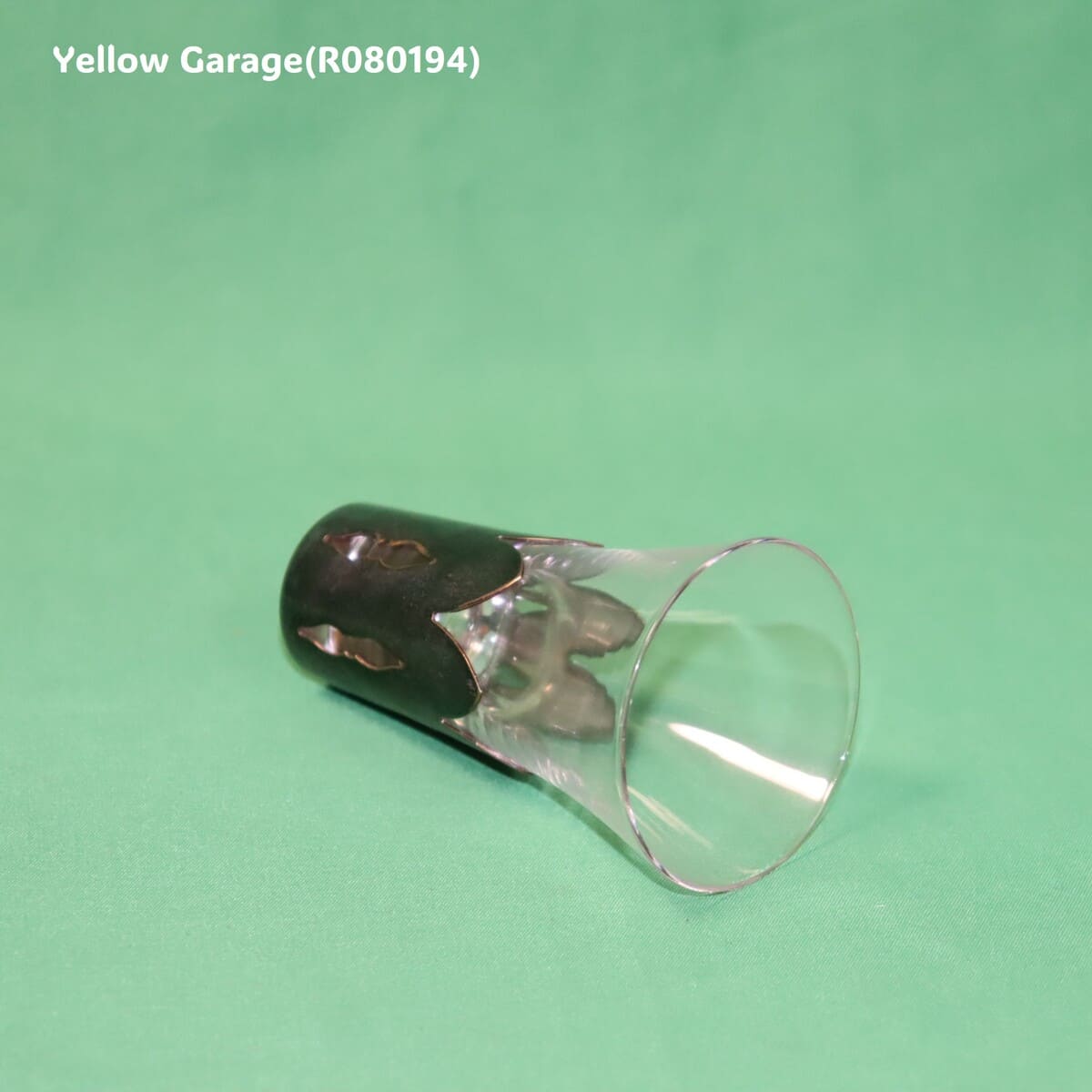 透明感のあるガラスにシルバー調の袴（はかま）を合わせた趣深いアンティークグラス4個セット_口右下