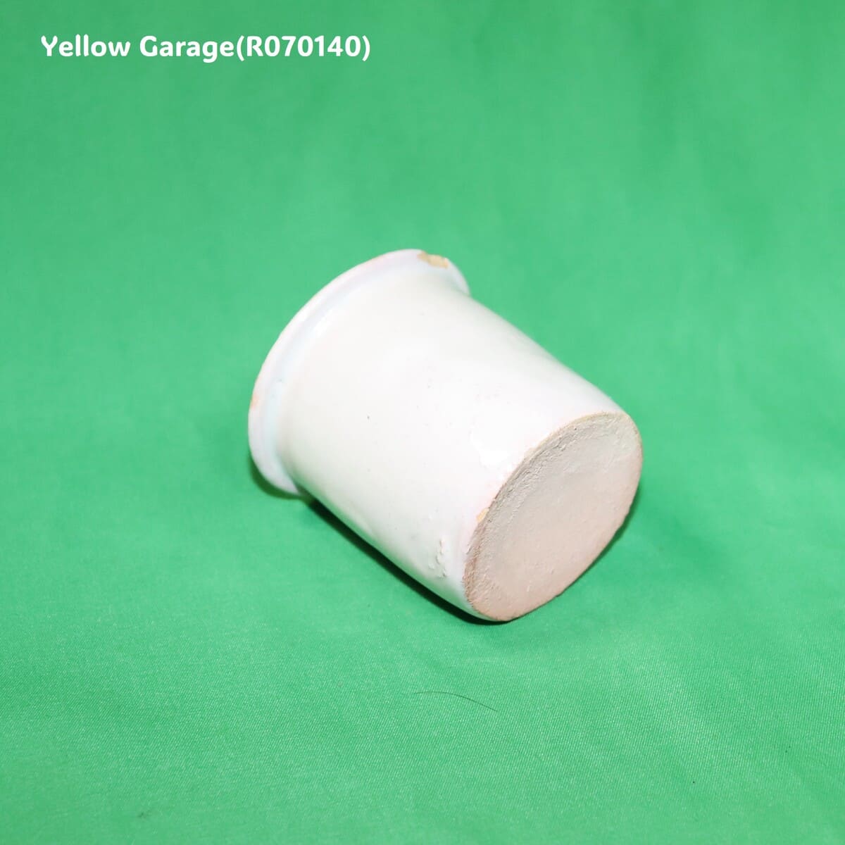 この小さな白釉の陶器容器は、手づくりならではの柔らかなゆらぎと経年による風合いが魅力のアンティークアイテムです_底右下
