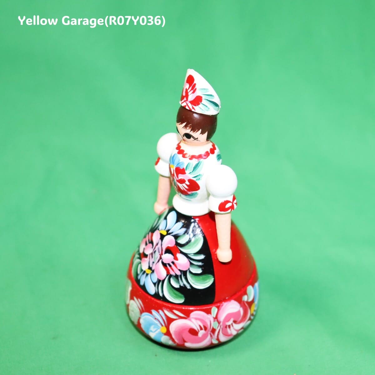 【ハンガリー製 ハンドペイント木製人形】民族衣装デザインのミニコンテナ型人形（ヴィンテージ風）