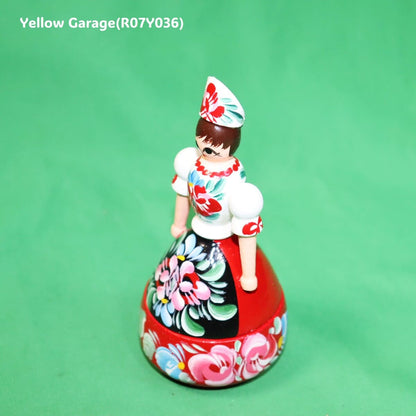 【ハンガリー製 ハンドペイント木製人形】民族衣装デザインのミニコンテナ型人形（ヴィンテージ風）