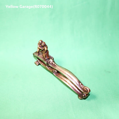 アンティーク 真鍮製ナッツクラッカー／抱擁する男女モチーフ