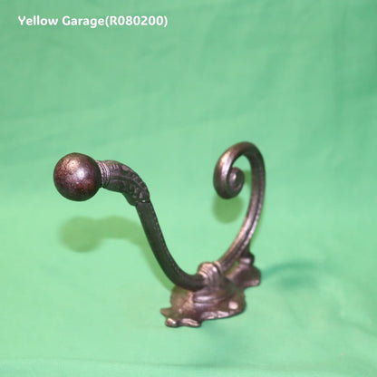 19世紀末から20世紀初頭にかけてヨーロッパの家庭玄関で実際に使われていたアンティークの壁付けフック_全体左下