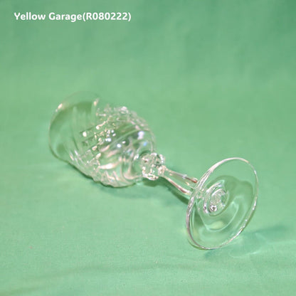 美しいカットが施されたアンティークのクリスタルワイングラス＿左上