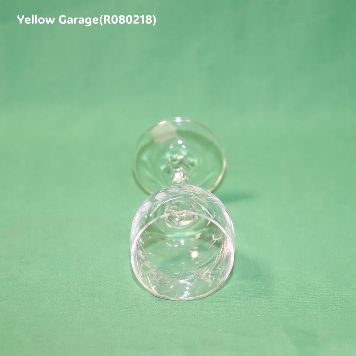 繊細なスズランと葉の文様がエッチングで施された脚付きの小さなグラス2客セット＿下