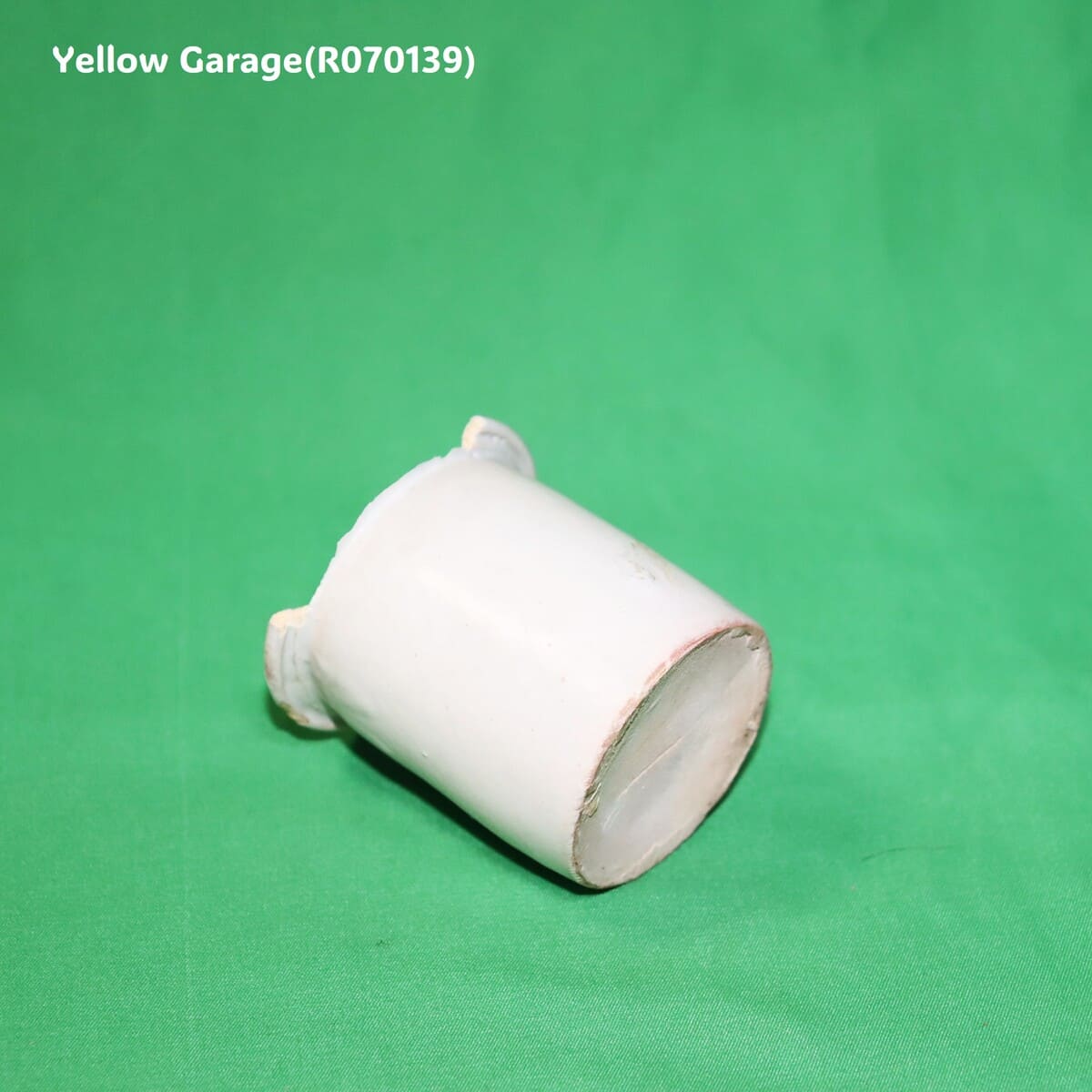 白釉の小さなアンティーク陶器ポット_口左上