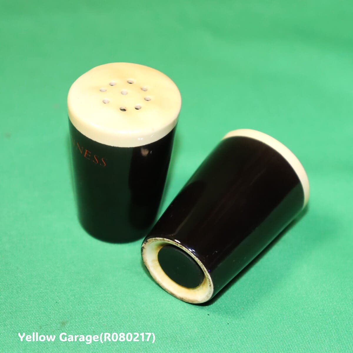 アイルランドを代表するスタウトビールGuinness。その象徴である「泡の乗ったパイントグラス」を忠実に再現したミニチュアの塩・コショウ入れ＿塩底