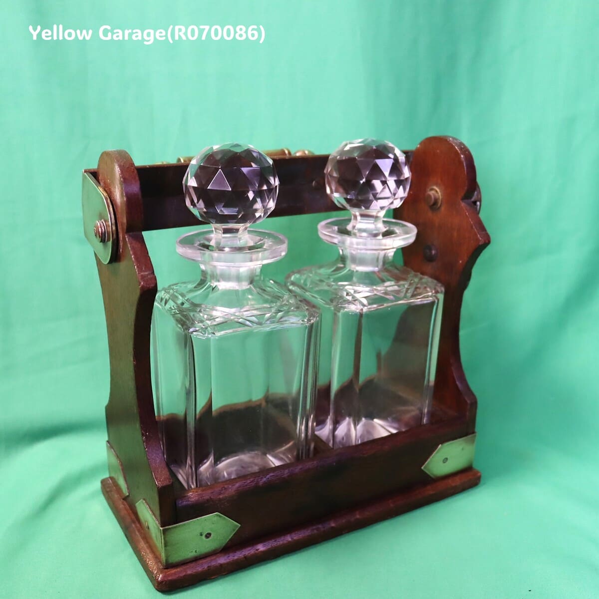 ロック付きアンティークデキャンタ・キャディ・左から