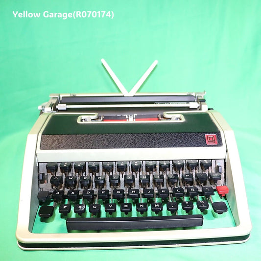 イタリアが誇る工業デザインブランド Olivetti がスペイン工場（Hispano Olivetti）で製造したポータブルタイプライター「Lettera DL」＿正面