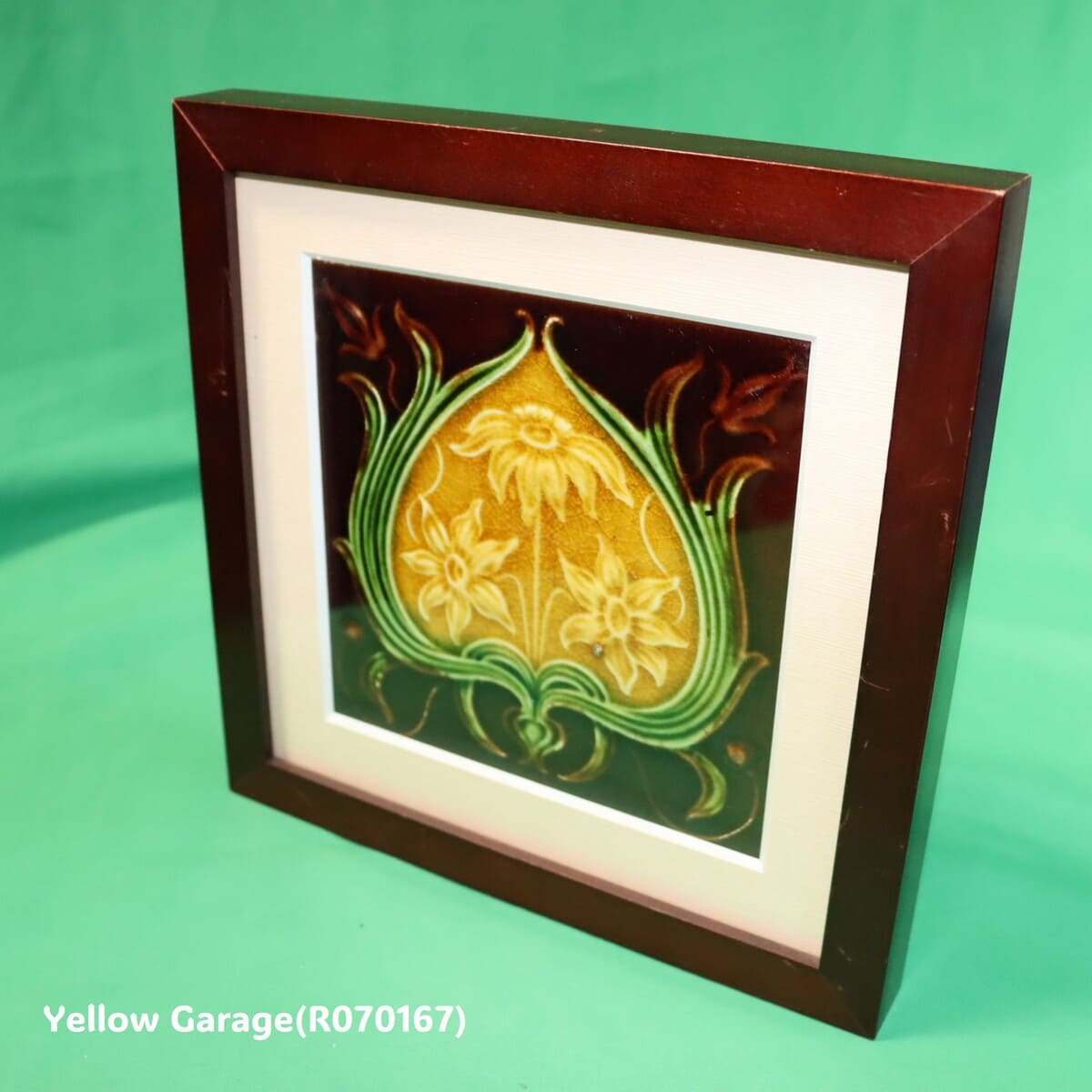 19世紀末から20世紀初頭にかけてヨーロッパで制作されたと考えられる装飾用の陶製タイル を後年に額装したアンティーク作品＿右上から