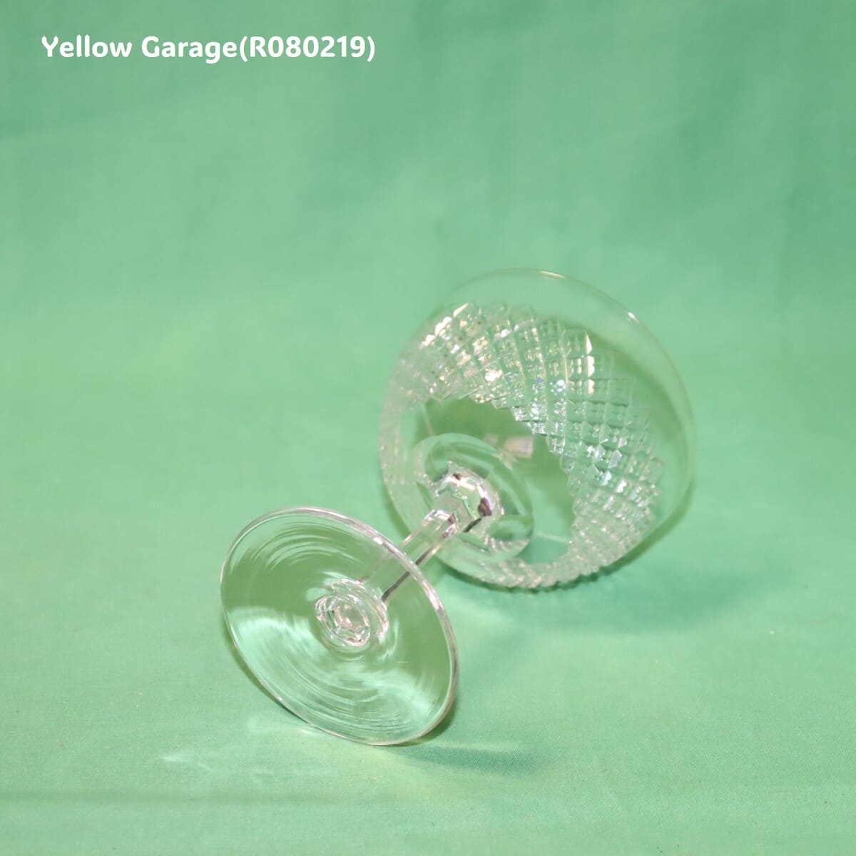 エドワーディアン様式（20世紀初頭）の影響を色濃く感じさせるアンティークのカットガラス製シャンパンクープ（ソーサー型グラス）＿右上