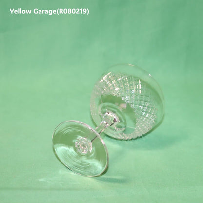 エドワーディアン様式（20世紀初頭）の影響を色濃く感じさせるアンティークのカットガラス製シャンパンクープ（ソーサー型グラス）＿右上