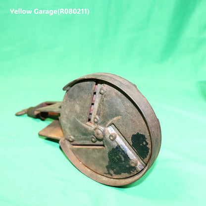 鋳鉄製の重厚な本体に手廻しハンドルとテーブル固定用クランプを備えたアンティークのグリーンビーンカッター（野菜裁断機）＿裏左