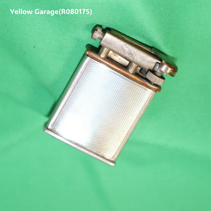 イギリス製のビンテージオイルライター＿右上頭
