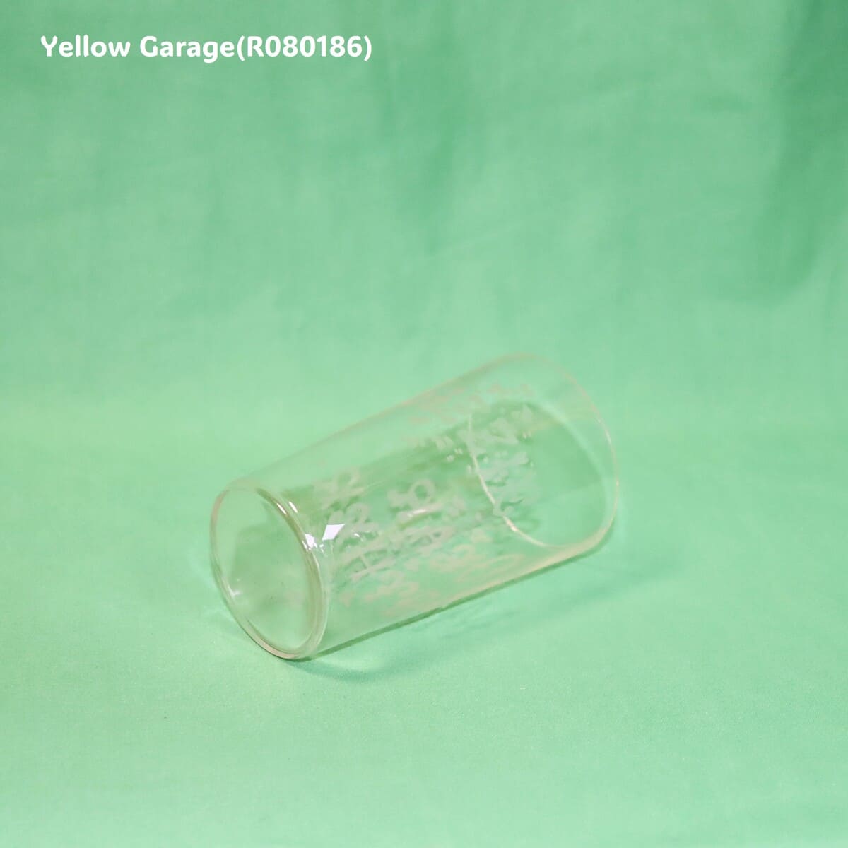 側面に “DEAR MOTHER”反対側に “LIZZIE” の文字がエッチングされたアンティークグラス_口右上