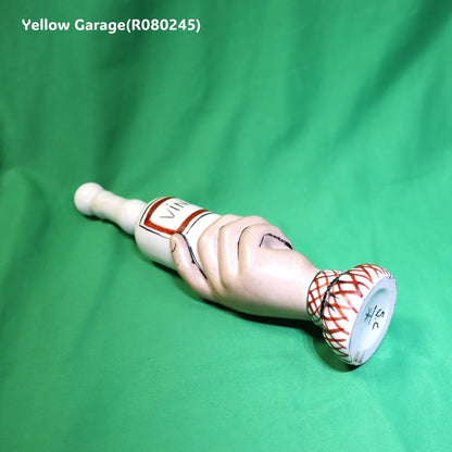 手でボトルを握っているようなユニークな立体デザインが印象的なフランス製ヴィンテージのオイル＆ビネガーボトル2本セット_赤左上