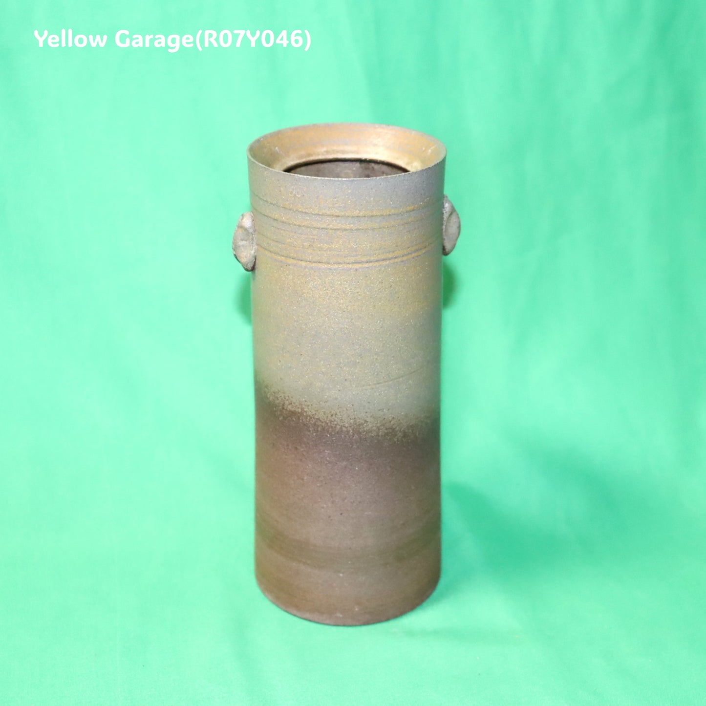 備前焼 花入れ（亀井勝 作 署名あり）高さ17cm