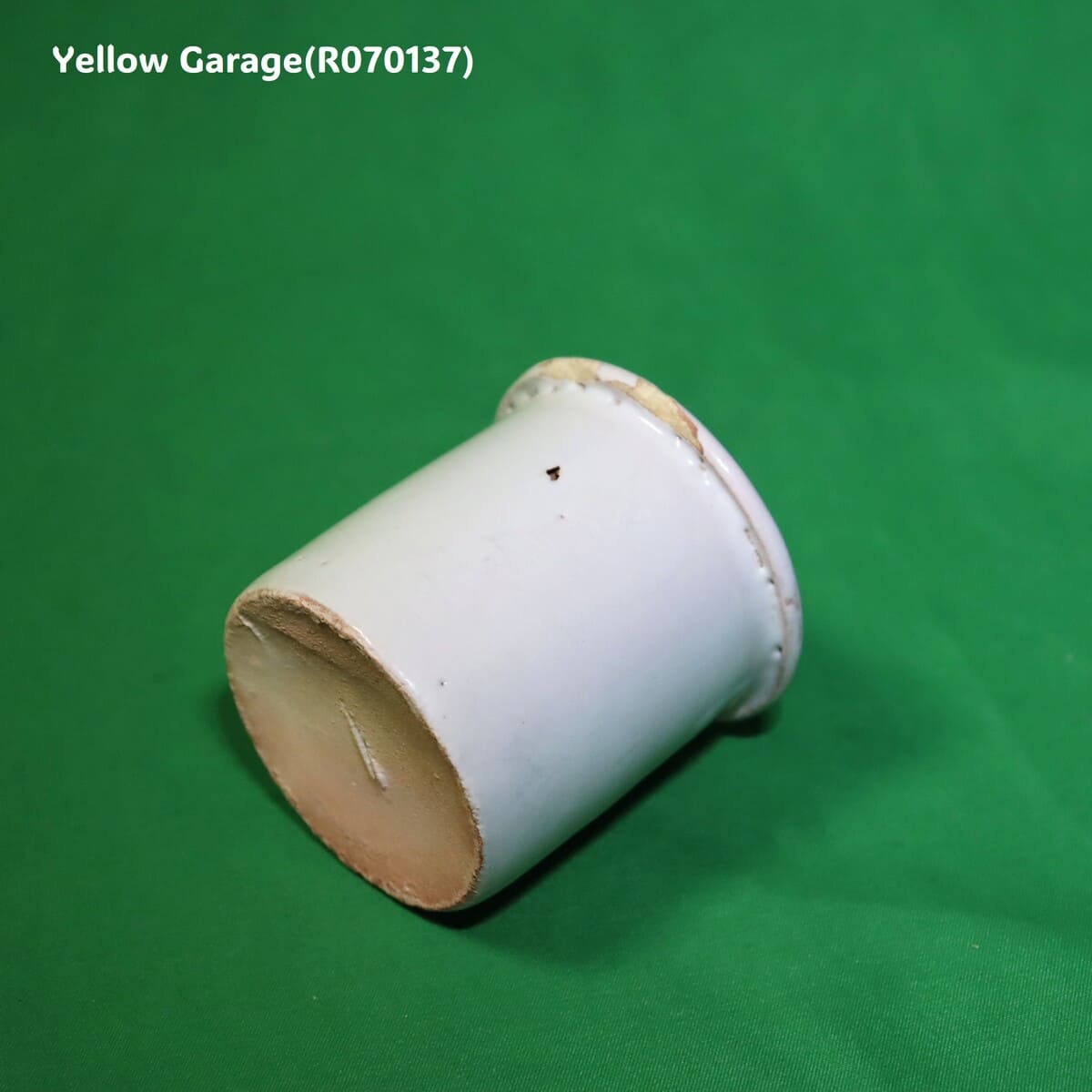 少量の薬品や軟膏の調合液体の計量に使われていたビーカー型の陶器容器‗底左下