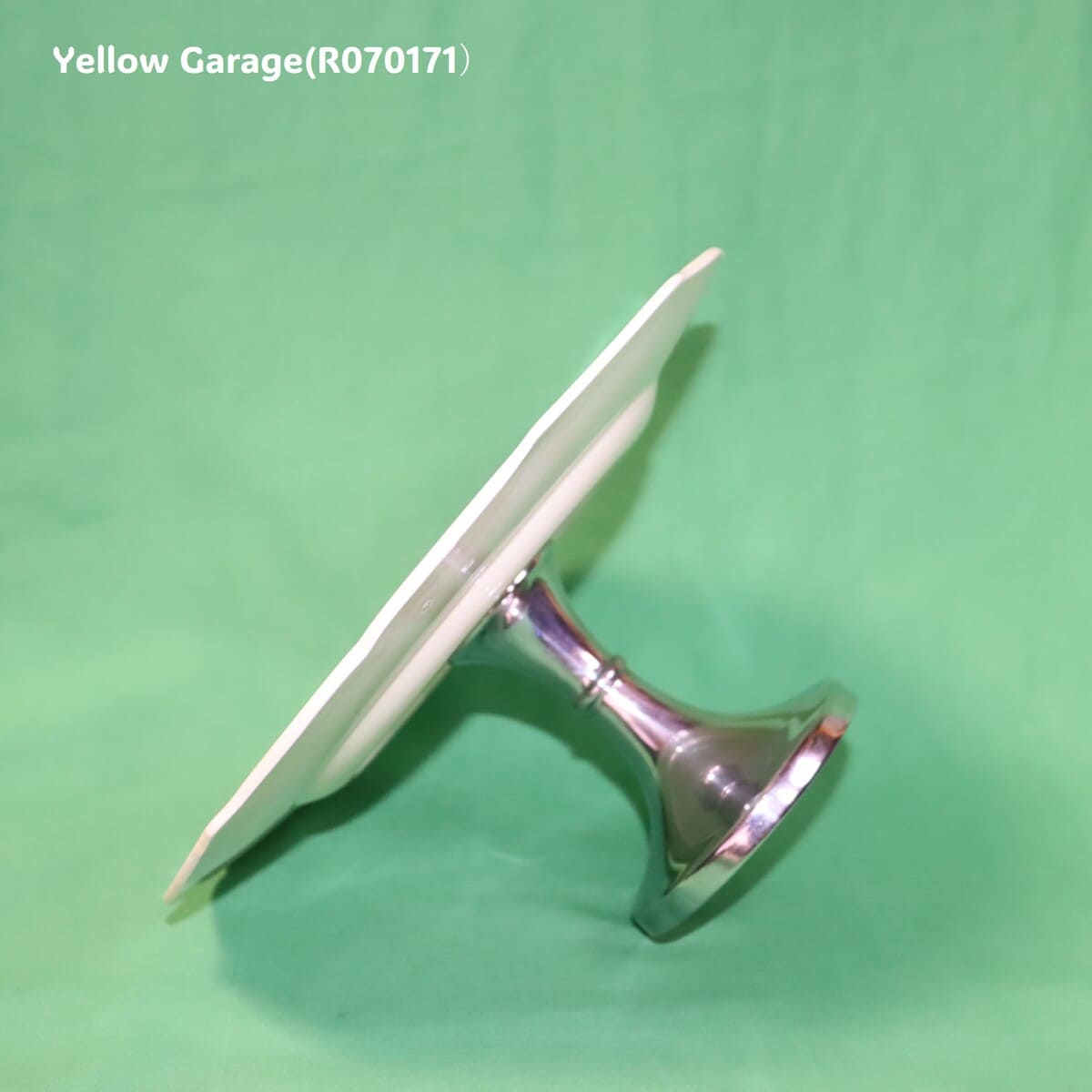 ヨーロッパで作られた陶器製プレートと金属脚を組み合わせたアンティークのケーキスタンド＿左正面