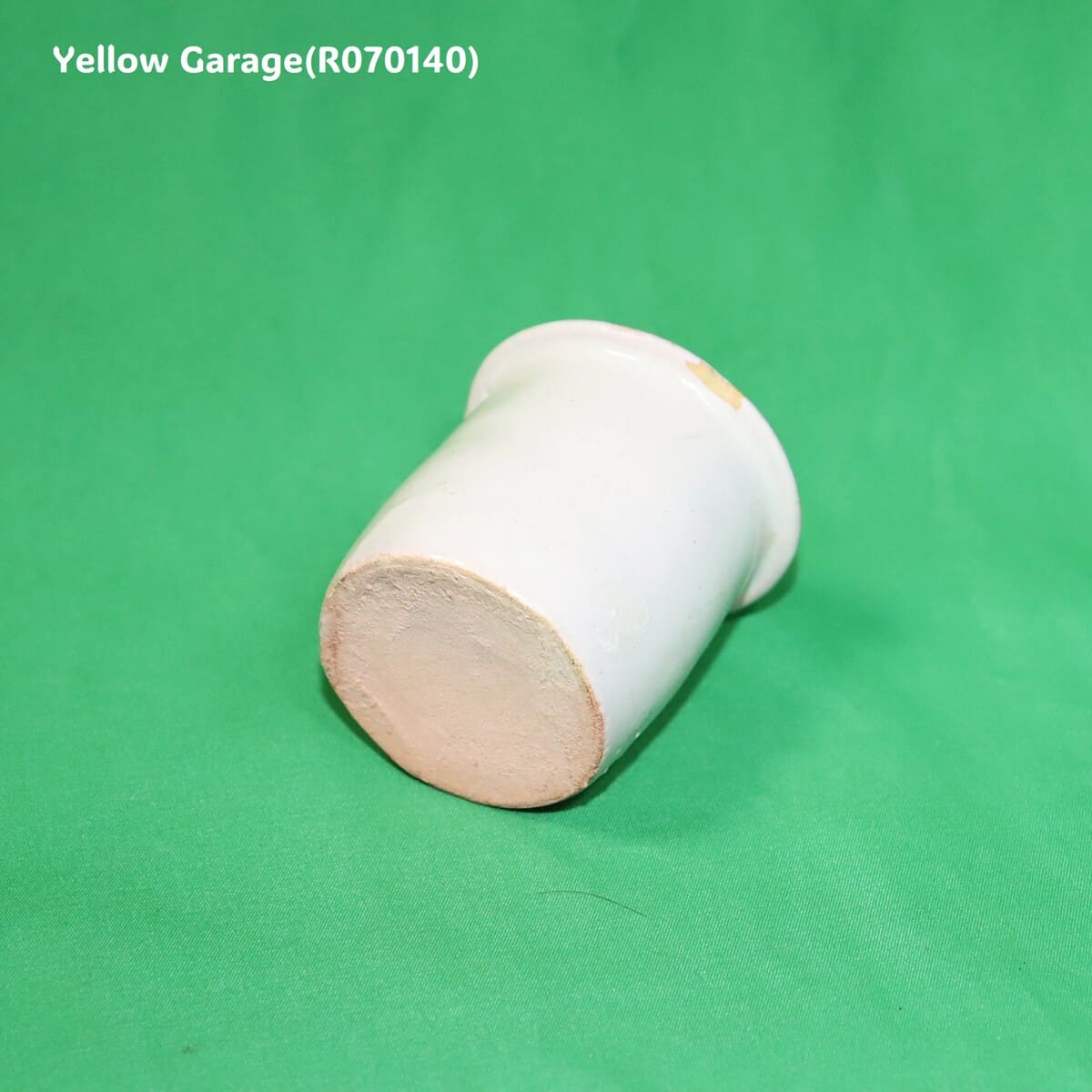 この小さな白釉の陶器容器は、手づくりならではの柔らかなゆらぎと経年による風合いが魅力のアンティークアイテムです_底左下