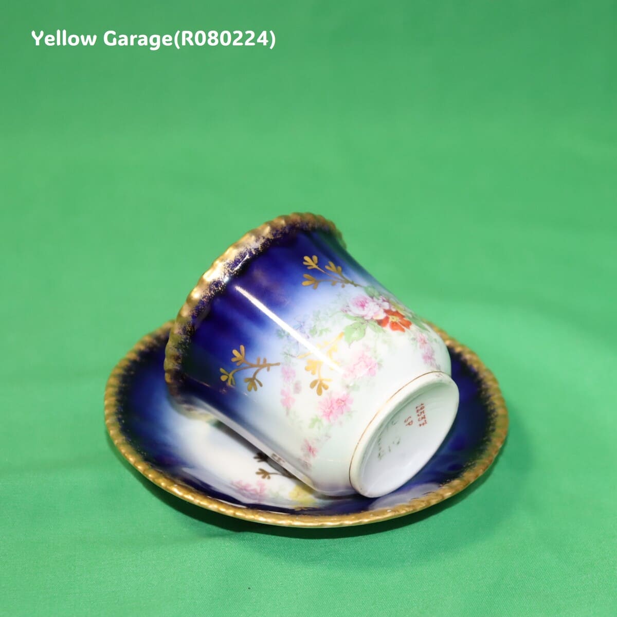 19世紀末〜20世紀初頭に製造されたフランス・リモージュのアンティークティーセット_カップ＆ソーサーカップ転がる