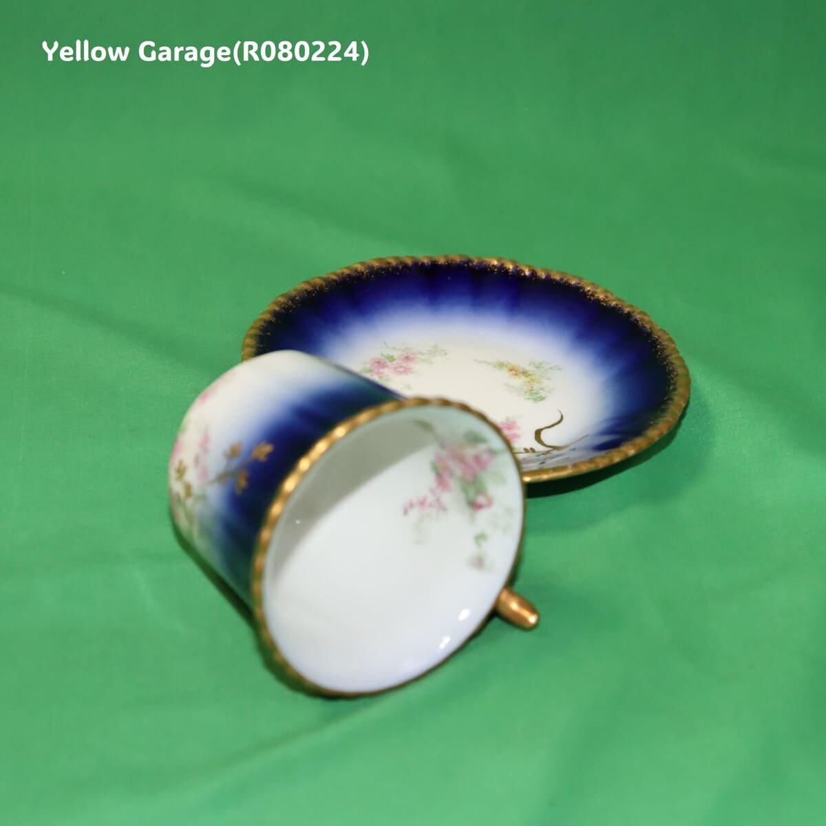 19世紀末〜20世紀初頭に製造されたフランス・リモージュのアンティークティーセット_カップ＆ソーサーカップ手前に転がる