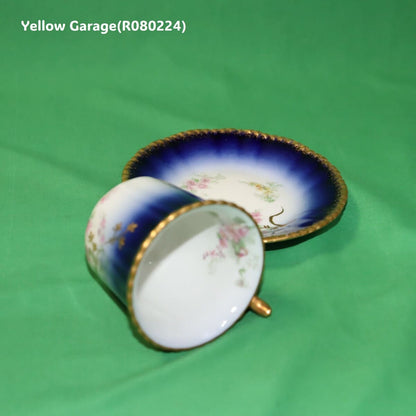 19世紀末〜20世紀初頭に製造されたフランス・リモージュのアンティークティーセット_カップ＆ソーサーカップ手前に転がる