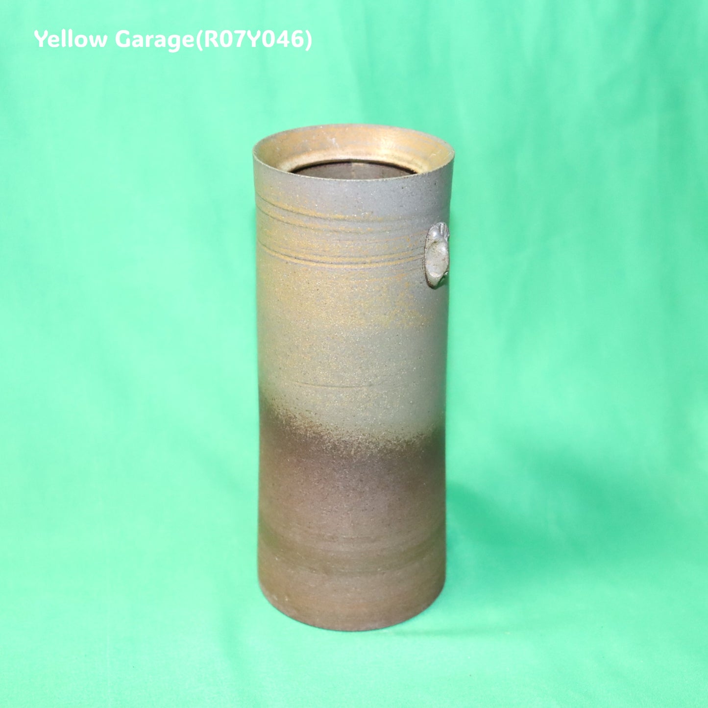 備前焼 花入れ（亀井勝 作 署名あり）高さ17cm