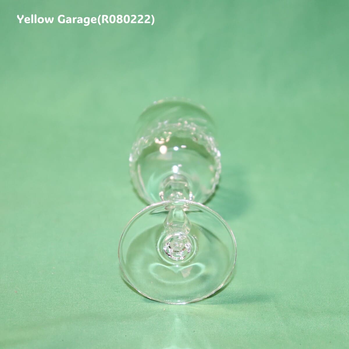 美しいカットが施されたアンティークのクリスタルワイングラス＿上