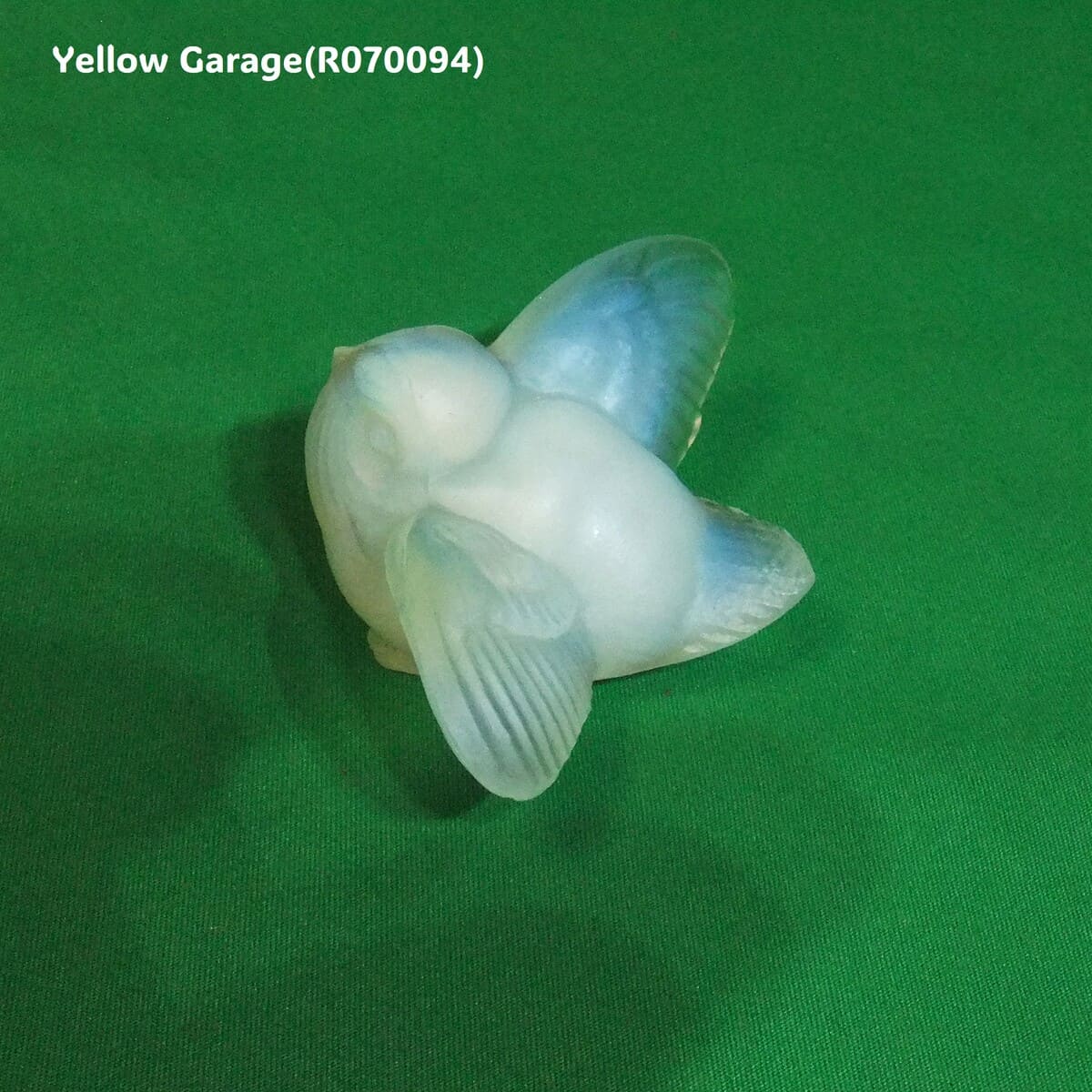 Sabino France製 オパルセントガラス小鳥像 “Oiseau aux Ailes Déployées”