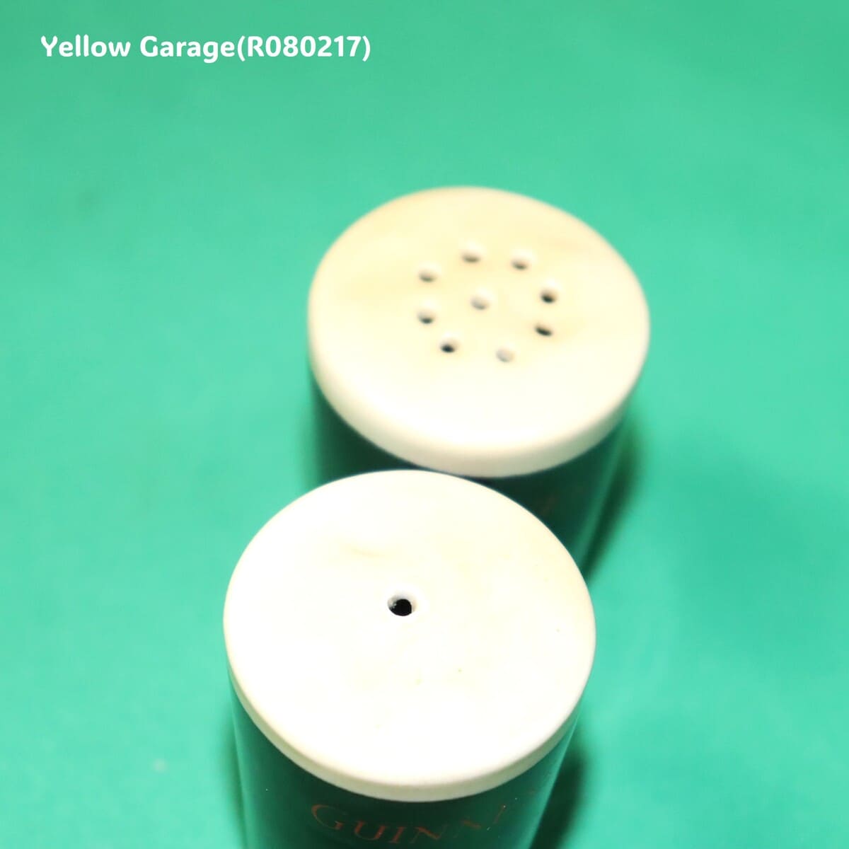 アイルランドを代表するスタウトビールGuinness。その象徴である「泡の乗ったパイントグラス」を忠実に再現したミニチュアの塩・コショウ入れ＿塩手前アップ