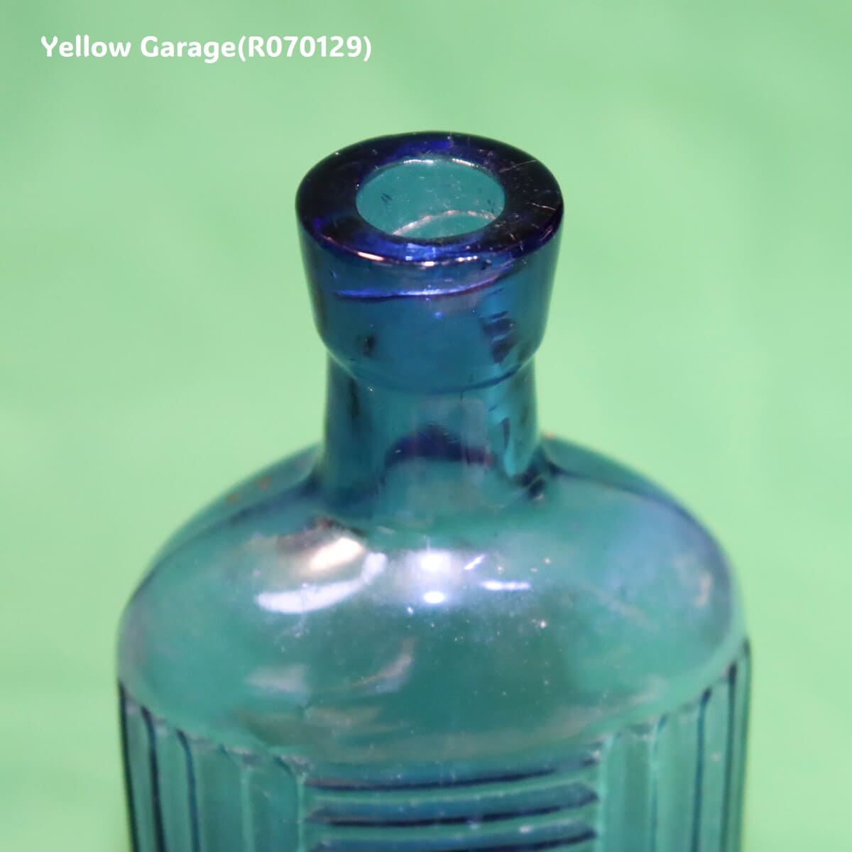 「毒薬（POISONOUS）」を示すアンティークの薬瓶＿口アップ