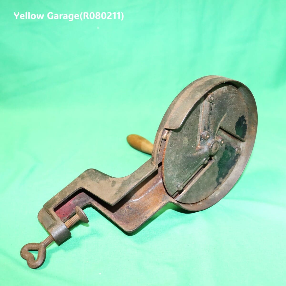 鋳鉄製の重厚な本体に手廻しハンドルとテーブル固定用クランプを備えたアンティークのグリーンビーンカッター（野菜裁断機）＿裏右