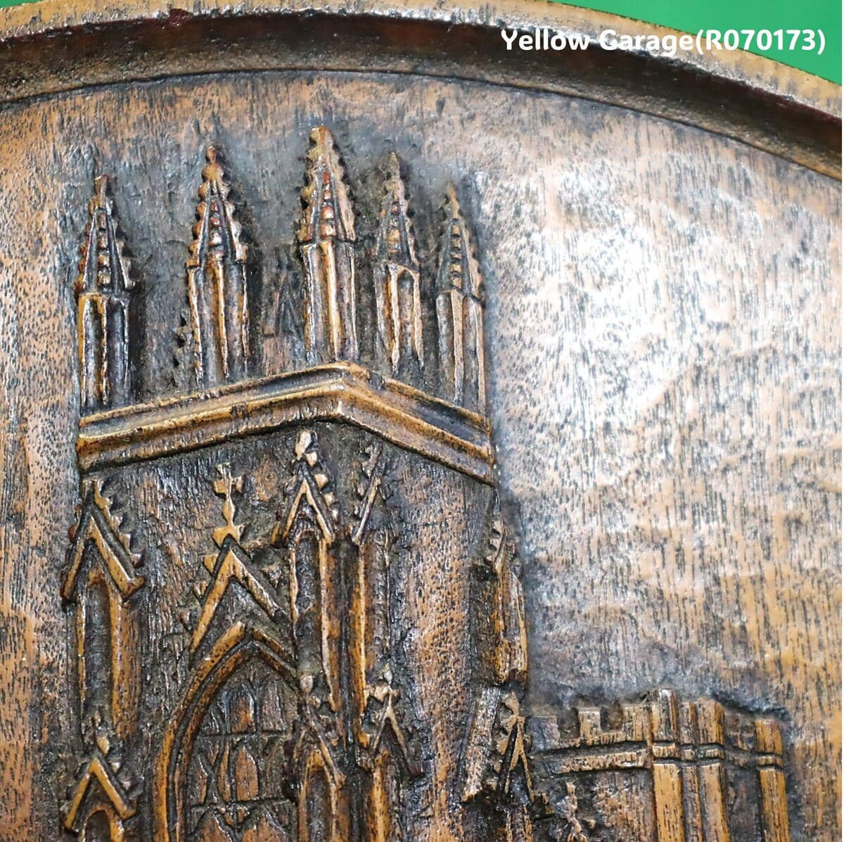 英国を代表するゴシック大聖堂ヨーク・ミンスター（York Minster） をモチーフに制作された木製・円形の壁掛け装飾パネル＿正面上アップ