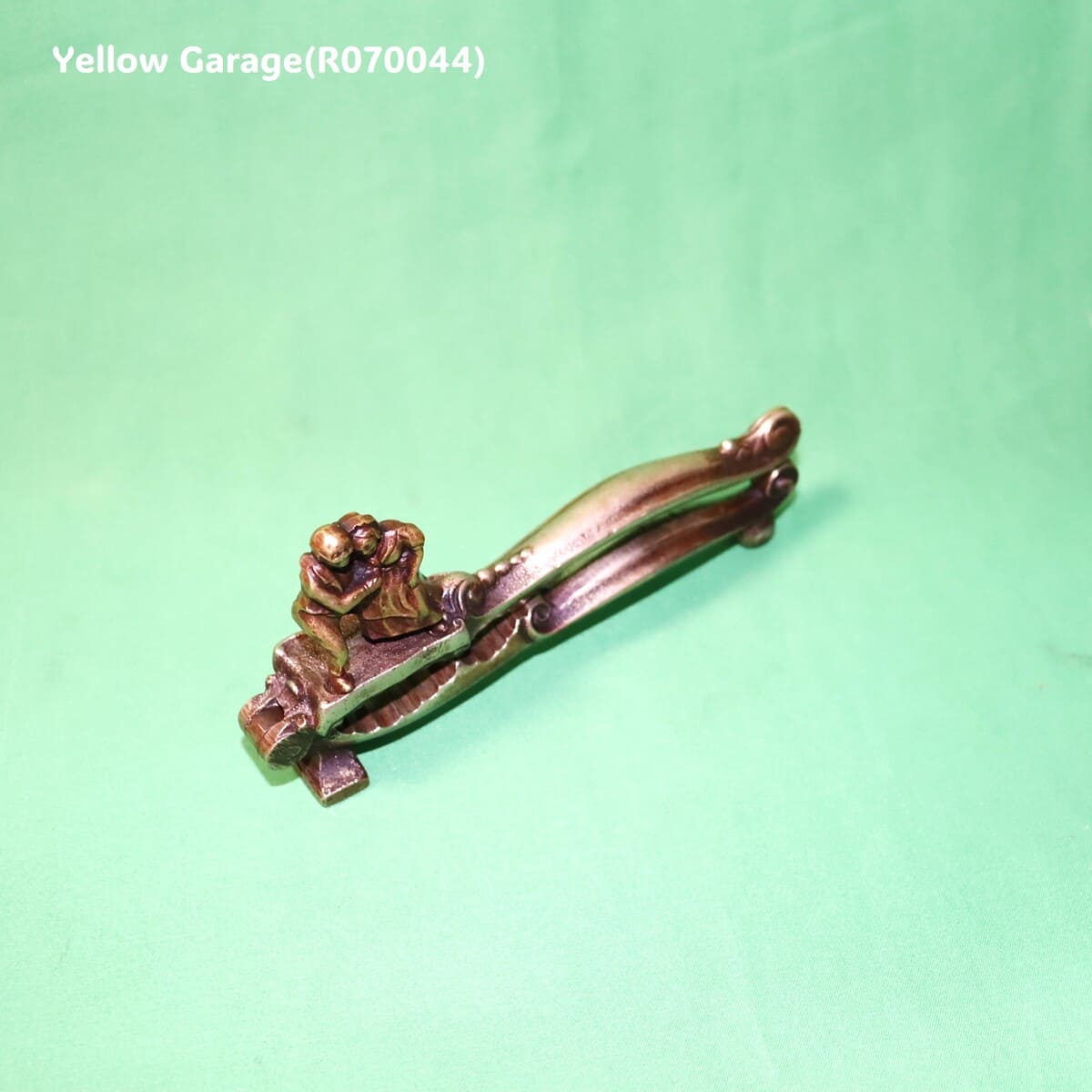 アンティーク 真鍮製ナッツクラッカー／抱擁する男女モチーフ