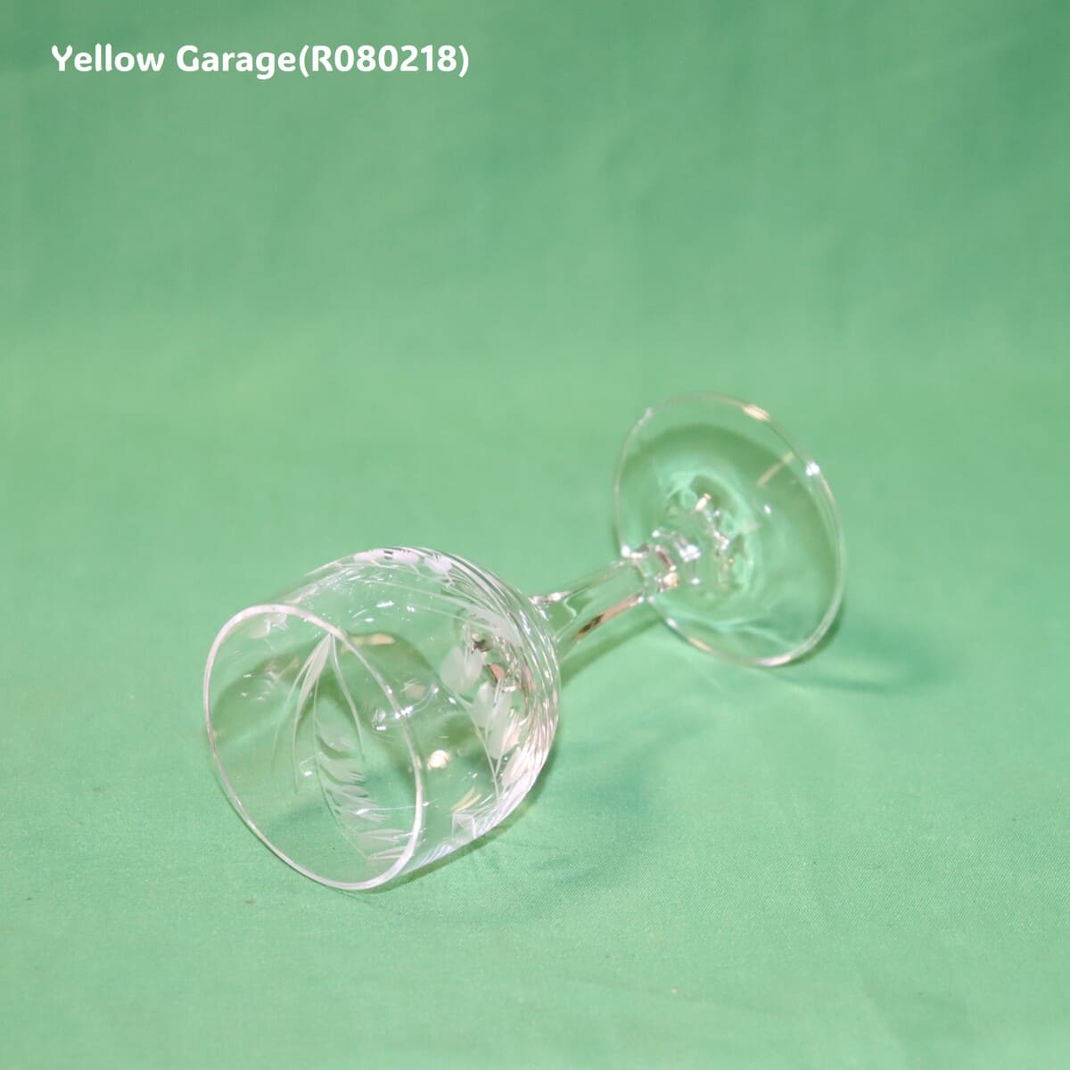 繊細なスズランと葉の文様がエッチングで施された脚付きの小さなグラス2客セット＿左下