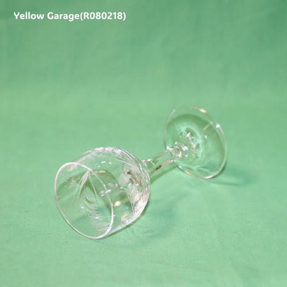 繊細なスズランと葉の文様がエッチングで施された脚付きの小さなグラス2客セット＿左下