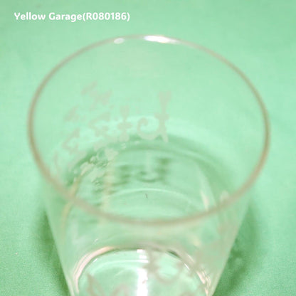 側面に “DEAR MOTHER”反対側に “LIZZIE” の文字がエッチングされたアンティークグラス_口アップ