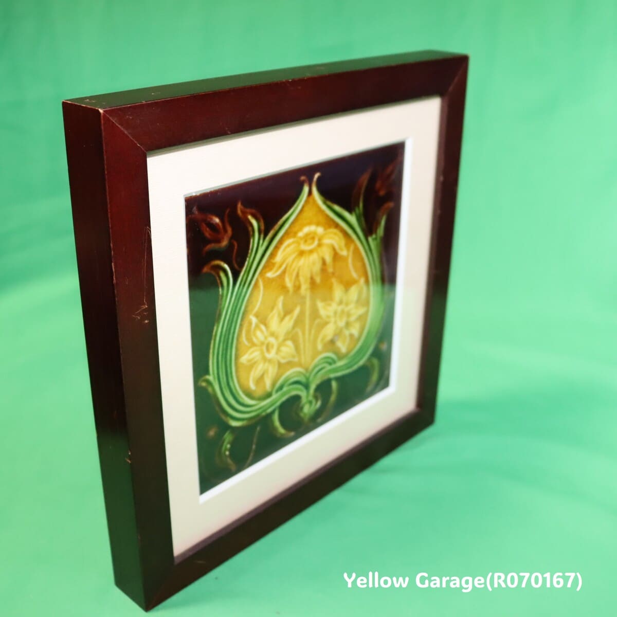 19世紀末から20世紀初頭にかけてヨーロッパで制作されたと考えられる装飾用の陶製タイル を後年に額装したアンティーク作品＿左上から