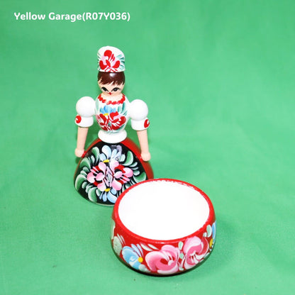 【ハンガリー製 ハンドペイント木製人形】民族衣装デザインのミニコンテナ型人形（ヴィンテージ風）