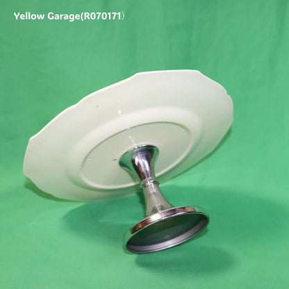 ヨーロッパで作られた陶器製プレートと金属脚を組み合わせたアンティークのケーキスタンド＿足右下