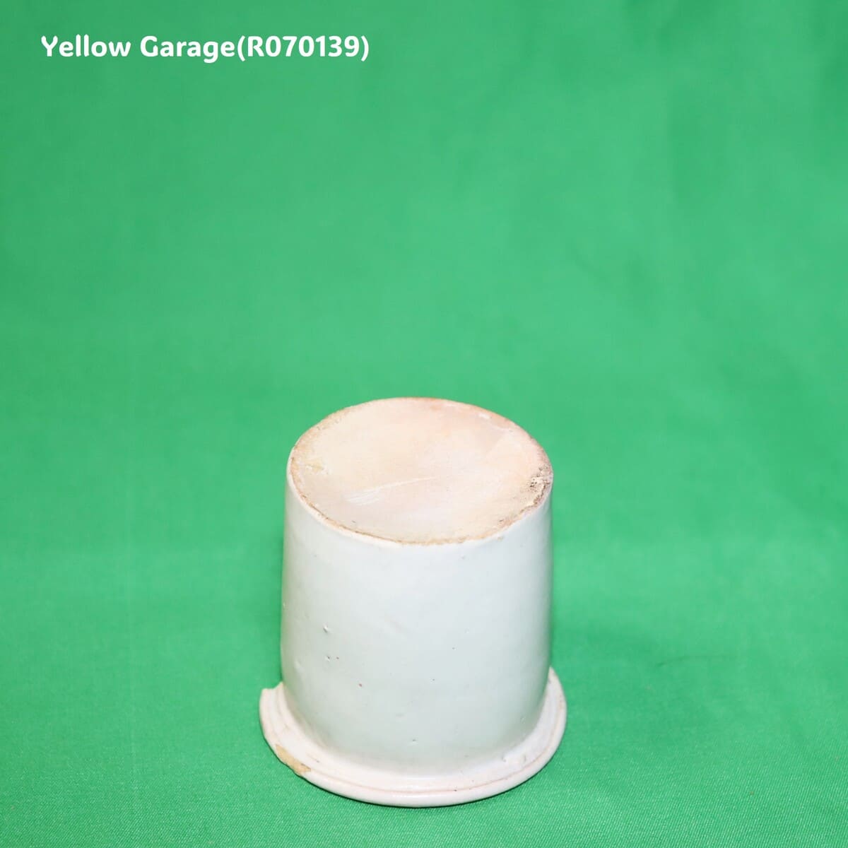 白釉の小さなアンティーク陶器ポット_底