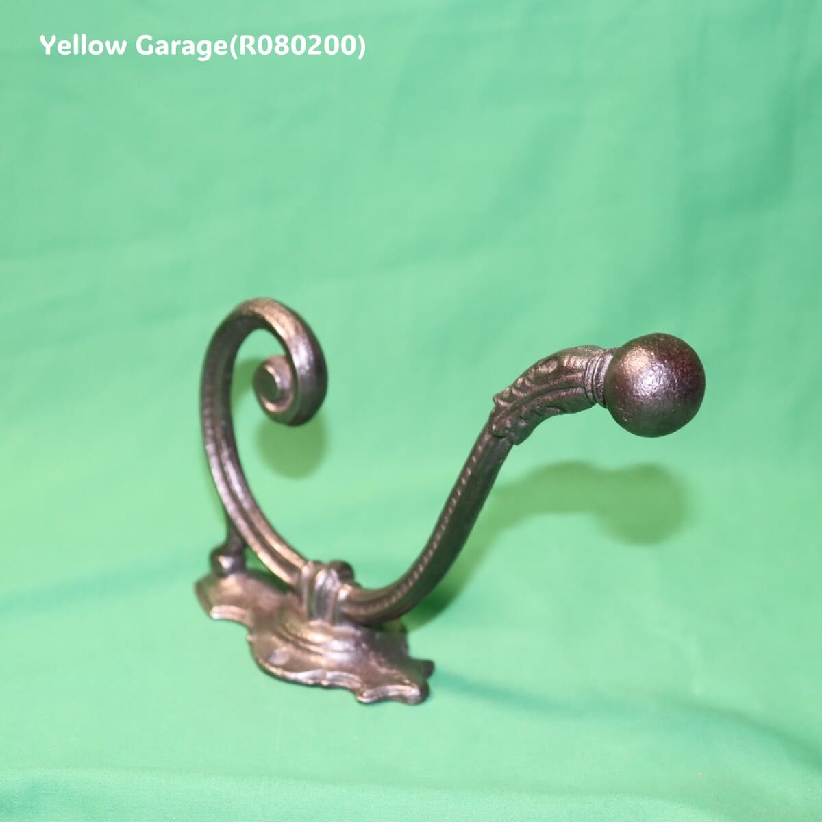 19世紀末から20世紀初頭にかけてヨーロッパの家庭玄関で実際に使われていたアンティークの壁付けフック_全体右下