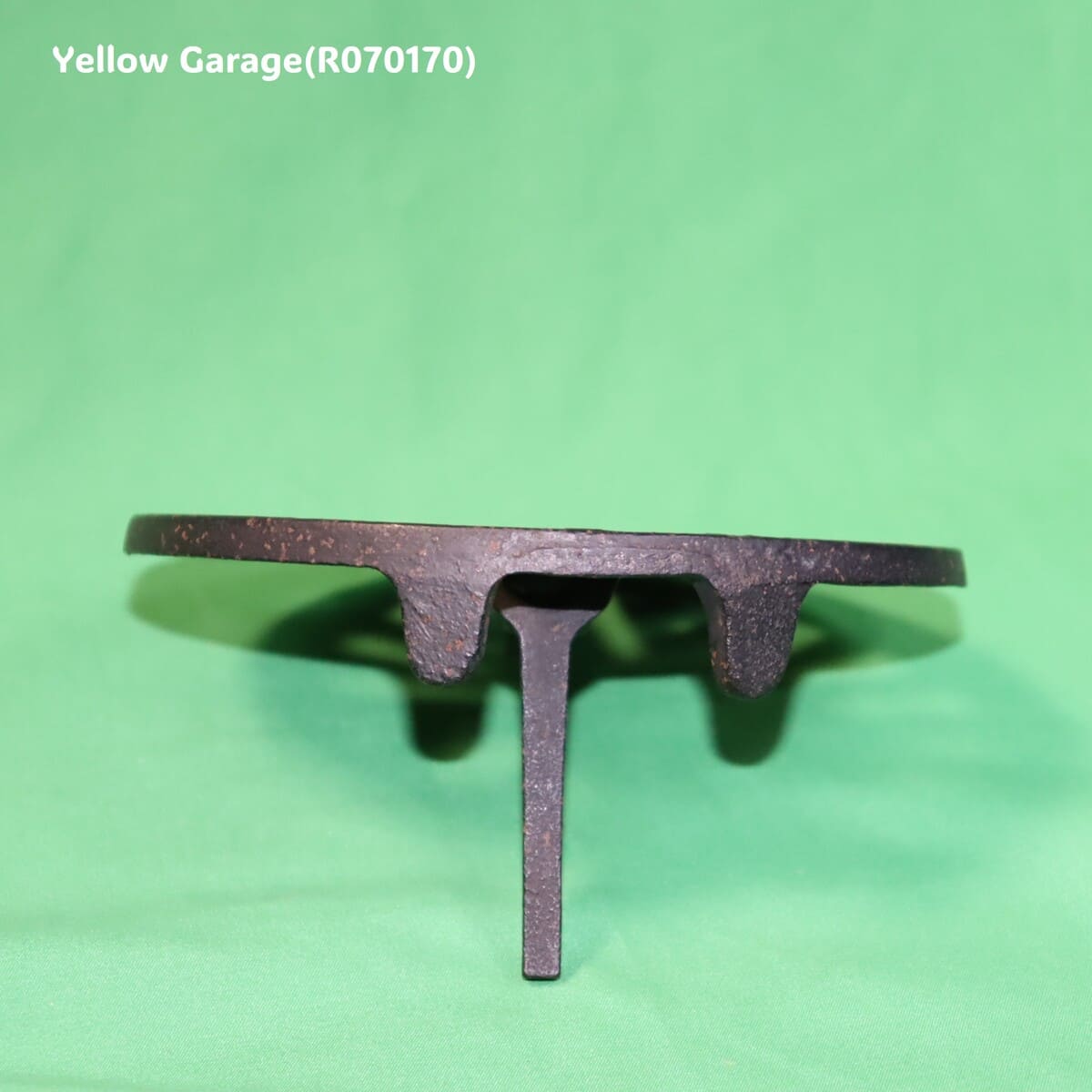 19世紀末から20世紀初頭のヨーロッパで使用されていたと考えられる鋳鉄製の暖炉アクセサリー＿足正面