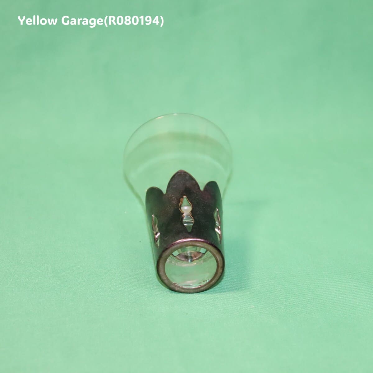 透明感のあるガラスにシルバー調の袴（はかま）を合わせた趣深いアンティークグラス4個セット_口上