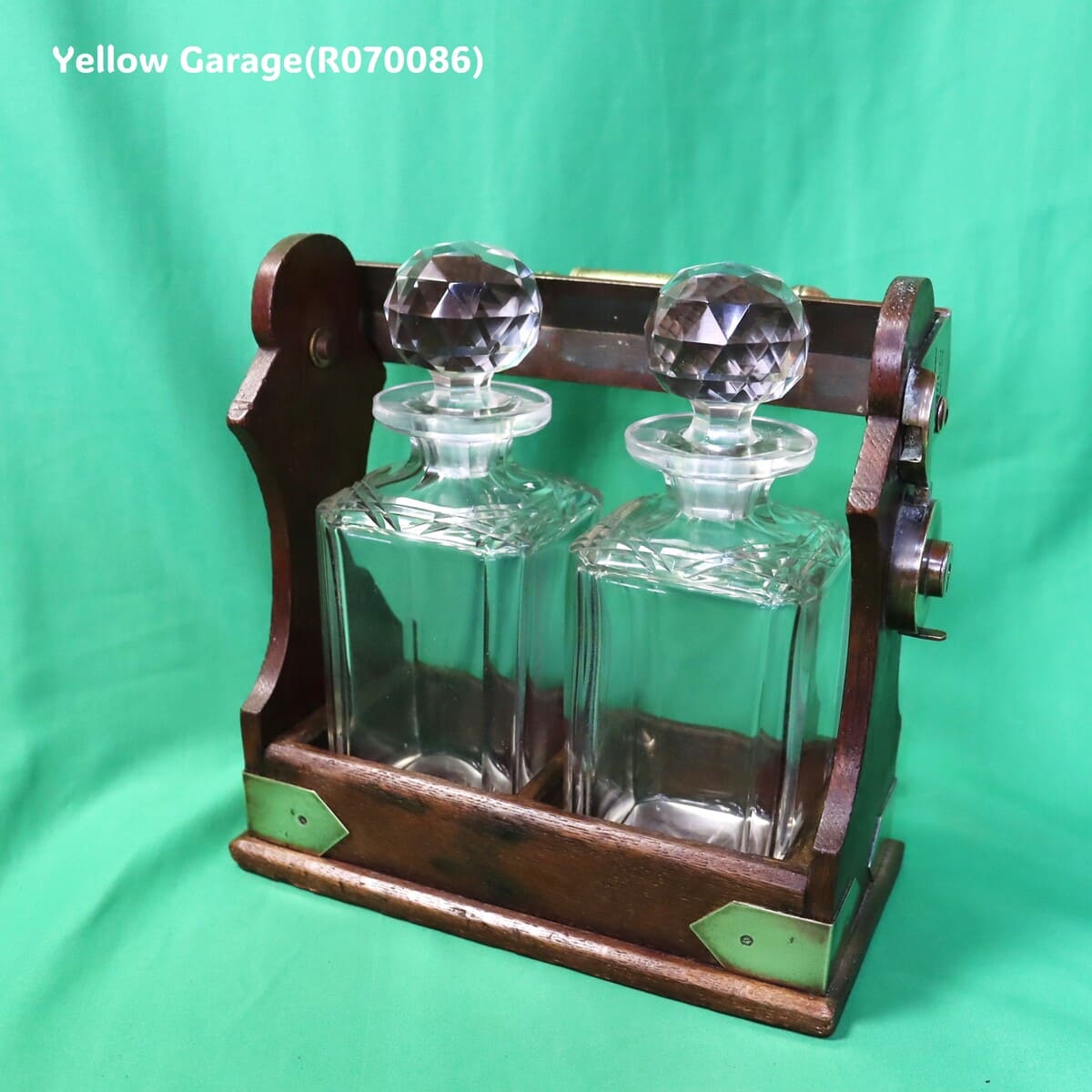 ロック付きアンティークデキャンタ・キャディ・右から