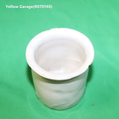 この小さな白釉の陶器容器は、手づくりならではの柔らかなゆらぎと経年による風合いが魅力のアンティークアイテムです_口上