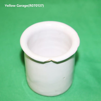 少量の薬品や軟膏の調合液体の計量に使われていたビーカー型の陶器容器‗正面傷アップ