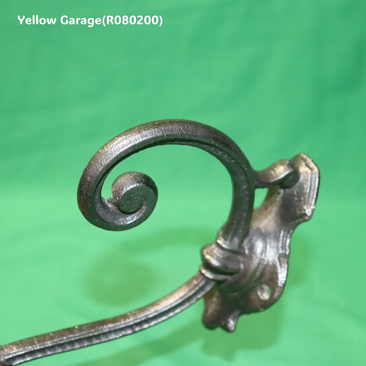 19世紀末から20世紀初頭にかけてヨーロッパの家庭玄関で実際に使われていたアンティークの壁付けフック_コート部アップ