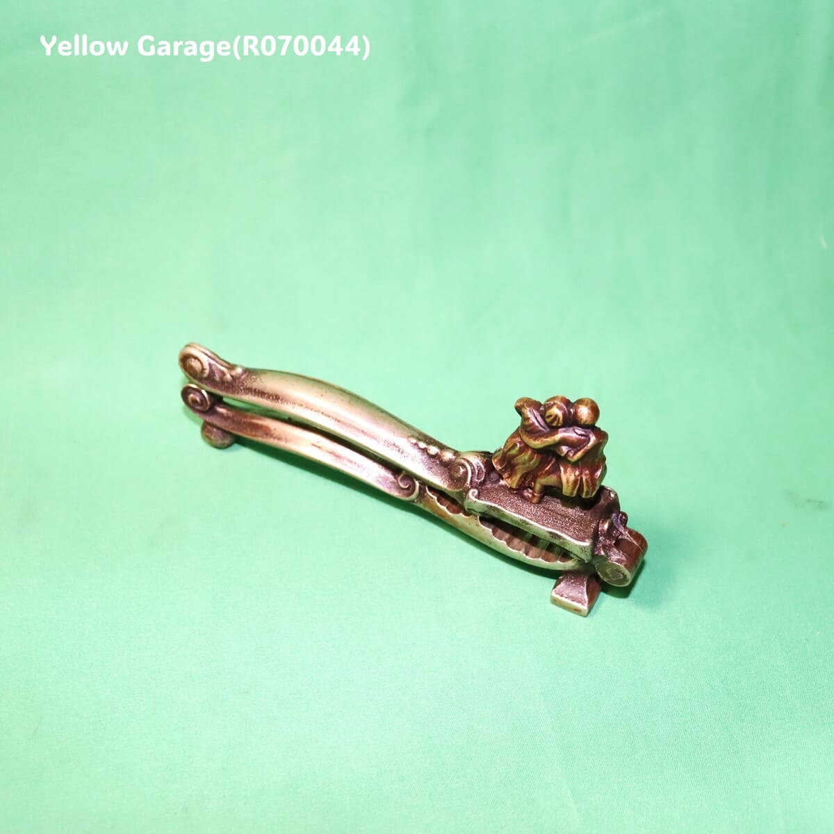 アンティーク 真鍮製ナッツクラッカー／抱擁する男女モチーフ